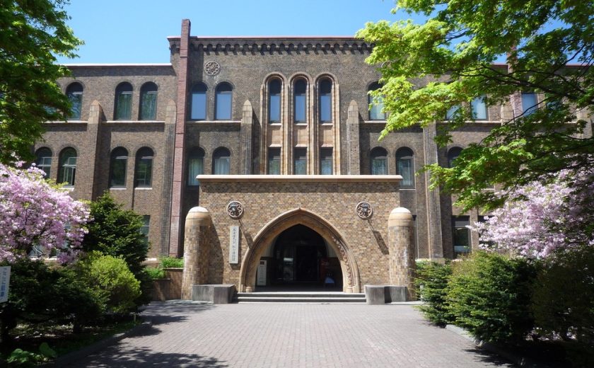 差し替え用画像_04-1総合博物館外観春正面
